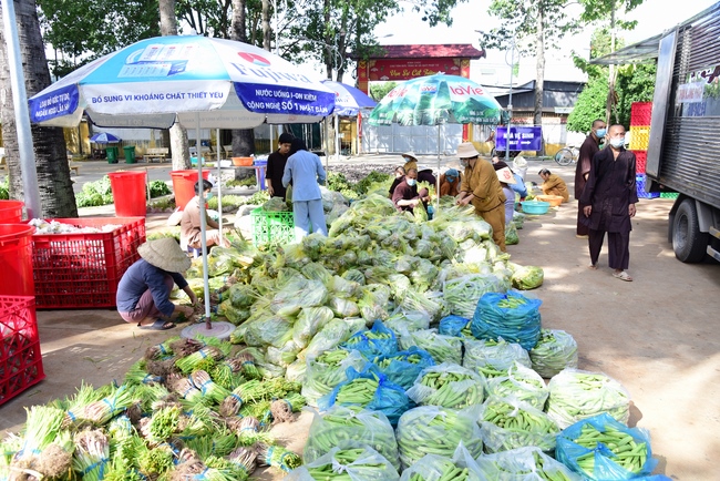 Chùa Hoằng Pháp: Tiếp tục hỗ trợ người dân khó khăn trong đại dịch Covid (đợt 8)